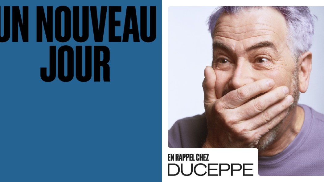 Un homme dans la cinquantaine porte une main à sa bouche pour l'affiche de la pièce de théâtre Un nouveau jour.