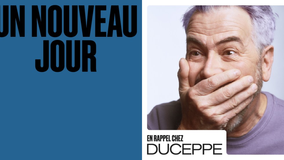 Un homme dans la cinquantaine porte une main à sa bouche pour l'affiche de la pièce de théâtre Un nouveau jour.