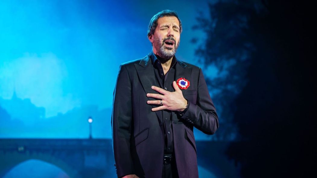 Le comédien Alex Gaumond chante sur scène dans le rôle de Jean Valjean dans la comédie musicale Les Misérables.