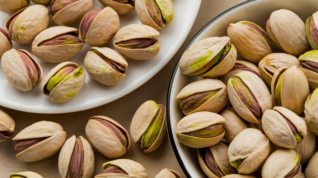 Des pistaches crues dans des bols.