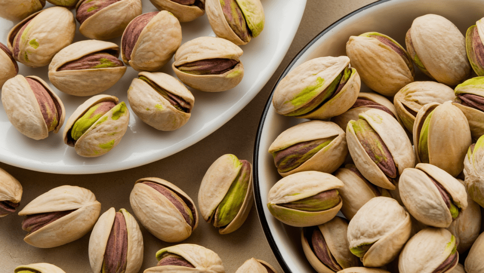 Des pistaches crues dans des bols.