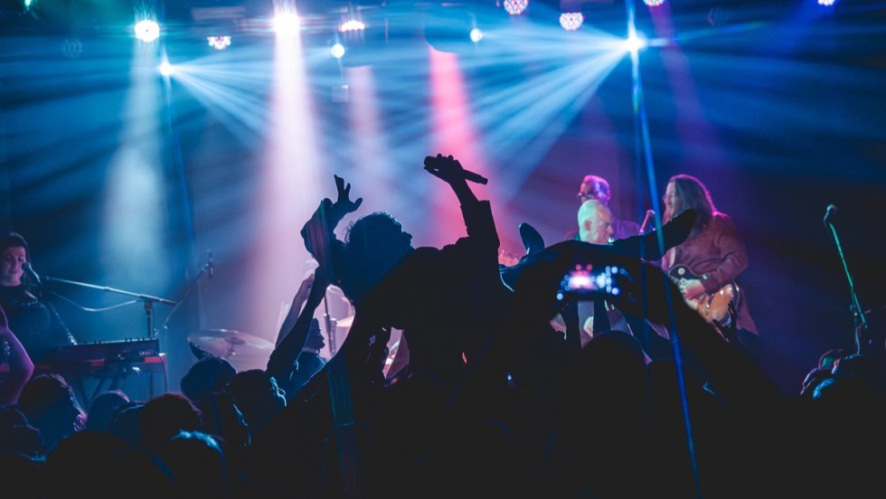 Gab Paquet surf sur la foule au festival Phoque OFF en 2025.