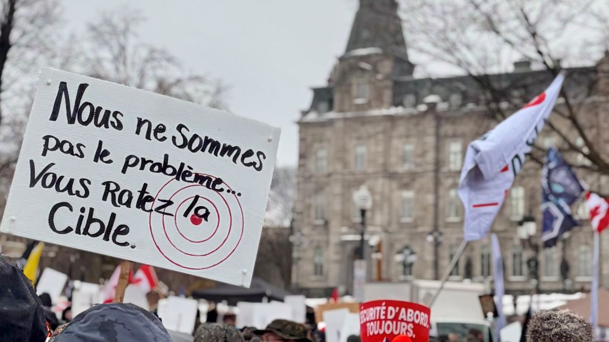 Des manifestants pro-armes manifestent devant l'Assemblée nationale, à Québec.