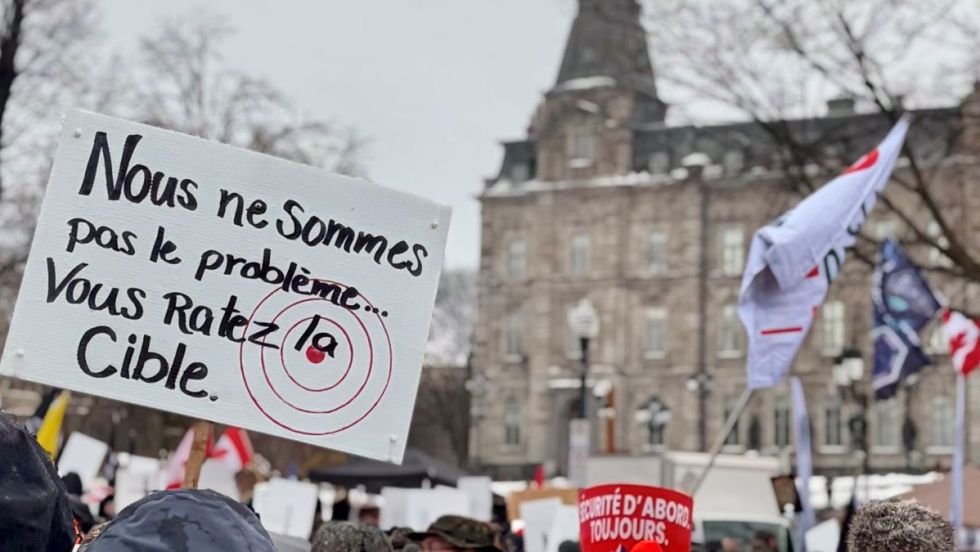 Des manifestants pro-armes manifestent devant l'Assemblée nationale, à Québec.