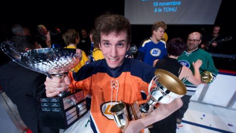 Pierre-Luc Funk tient certains de ses trophées au Théâtre de la LNI.