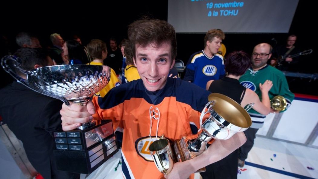 Pierre-Luc Funk tient certains de ses trophées au Théâtre de la LNI.