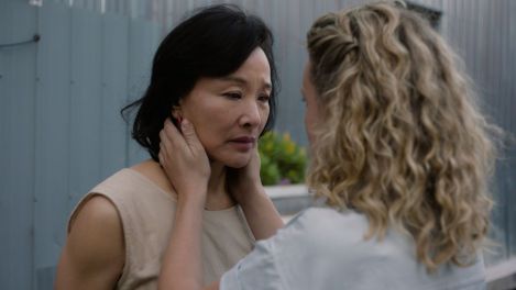 Camille tient le visage de Feng Xia dans une scène du film Montréal, ma belle.