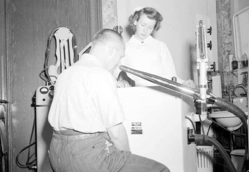 Image en noir et blanc d'un patient traité par un médecin et une infirmière à l'Institut du radium de Montréal.