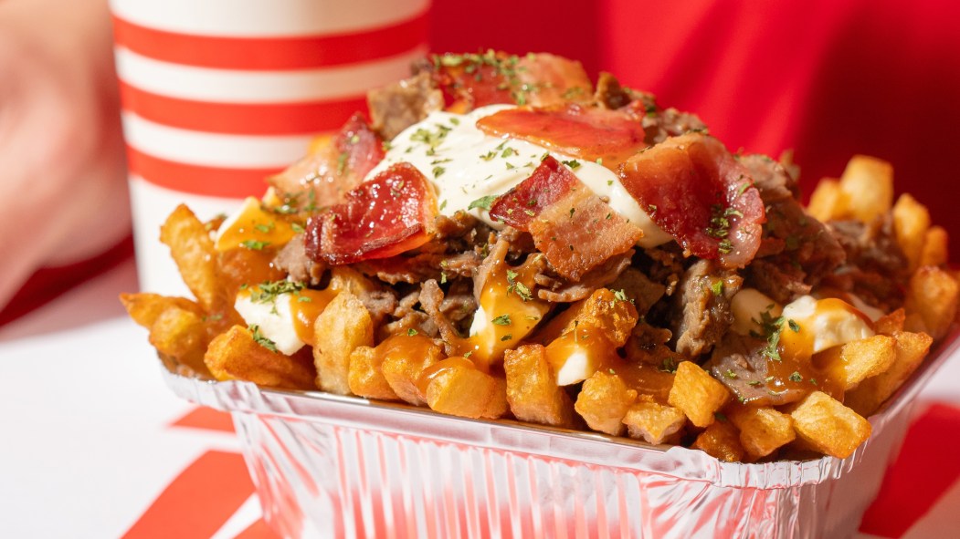 Gros plan sur une poutine au boursin de la chaîne Ashton.