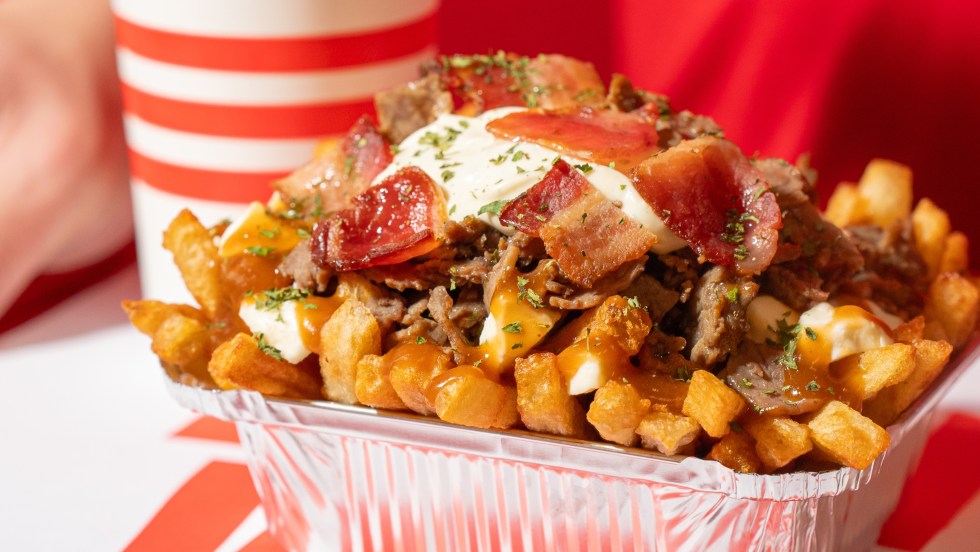 Gros plan sur une poutine au boursin de la chaîne Ashton.