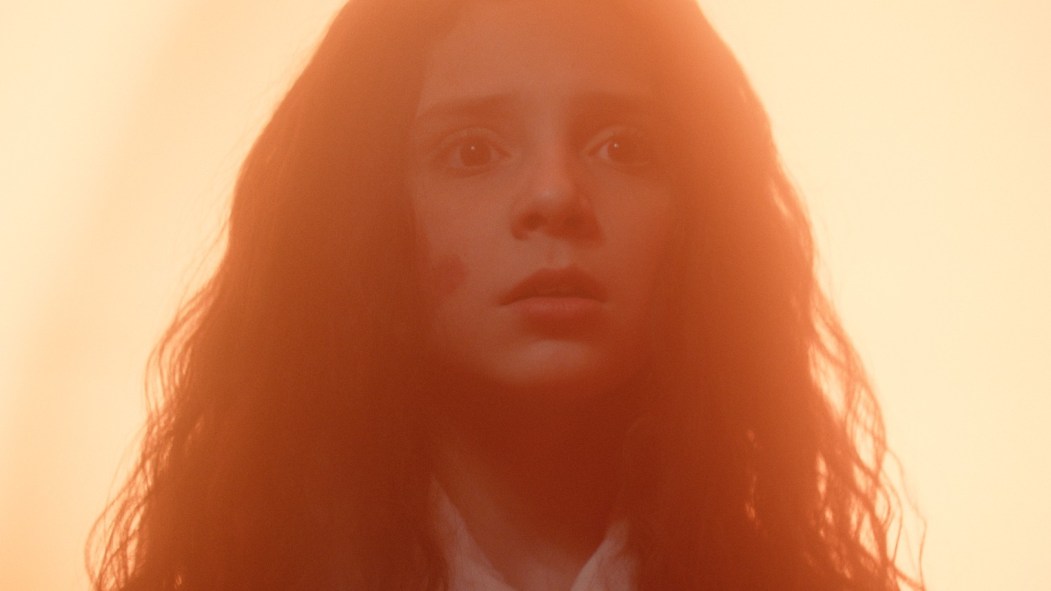 Capture d'écran du film Au revoir Pluton montrant une image fortement éclairée du visage du personnage principal, Pluton.