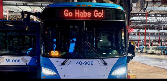 Un autobus de la STM affichant l'expression "Go Habs Go".
