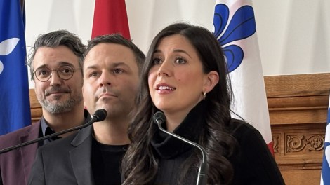 Catherine Fournier devant des élus de Montréal.