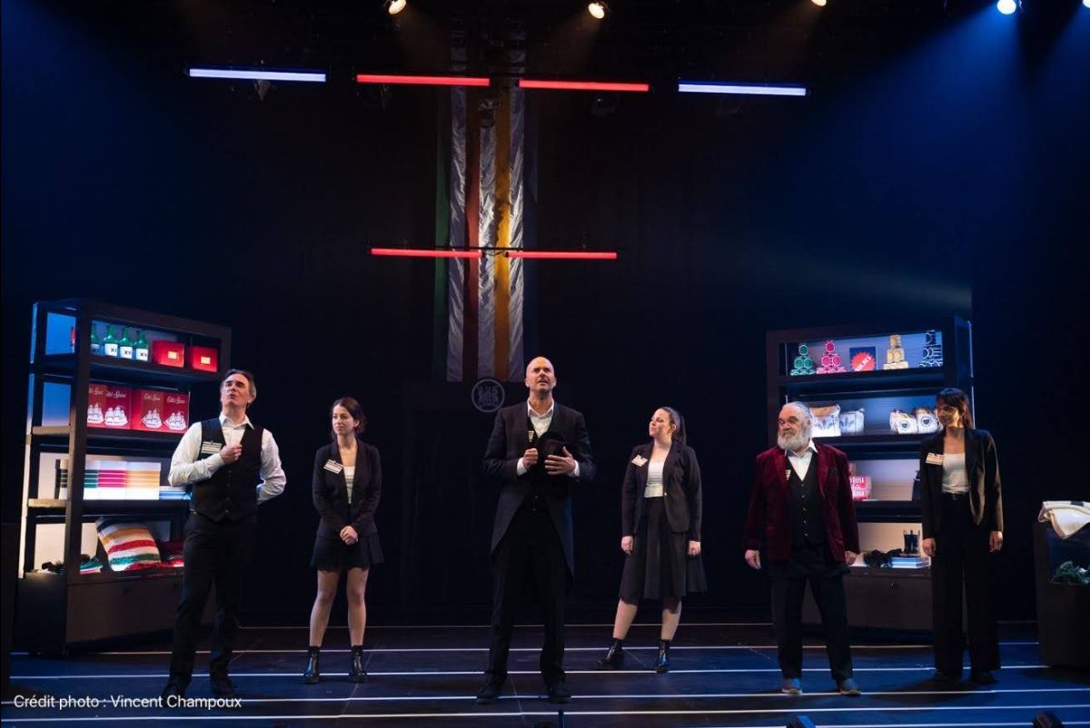 Cinq comédiens de la pièce L'empire du castor sont sur scène.