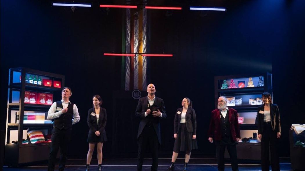 Cinq comédiens de la pièce L'empire du castor sont sur scène.