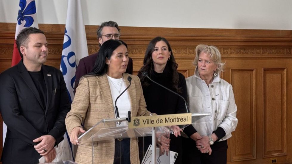 Soraya Martinez Ferrada et Catherine Fournier accompagnés d'élus de Montréal et Longueuil, à l'hôtel de ville de Montréal.