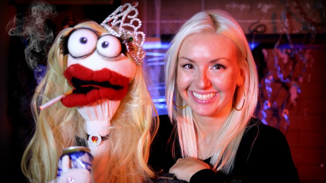 Maude Morissette tient une des marionnettes de la websérie La Dump.