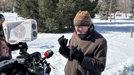 Le conseiller municipal Peter McQueen r&eacute;pond &agrave; des journalistes au parc Notre-Dame-de-Gr&acirc;ce, devant le Th&eacute;&acirc;tre Empress, le 24 f&eacute;vrier 2026.