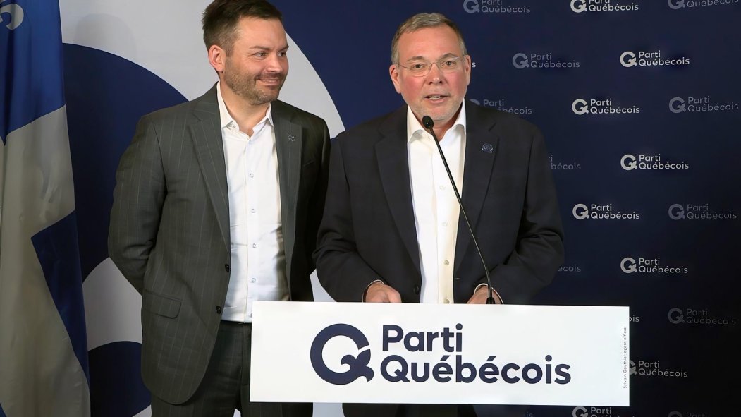 Philippe Schnobb et Paul St-Pierre Plamondon debouts devant un mur aux couleurs du PQ.