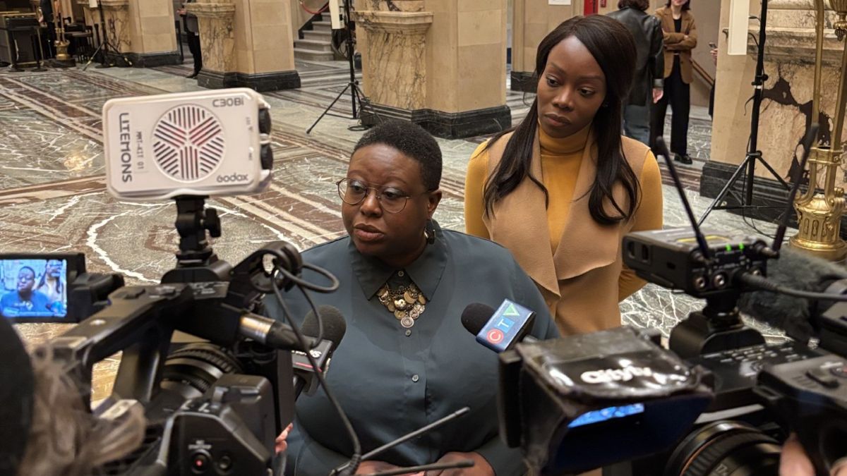Ericka Alneus et Martine Musau Muele lors d'un scrum à l'hôtel de ville de Montréal.