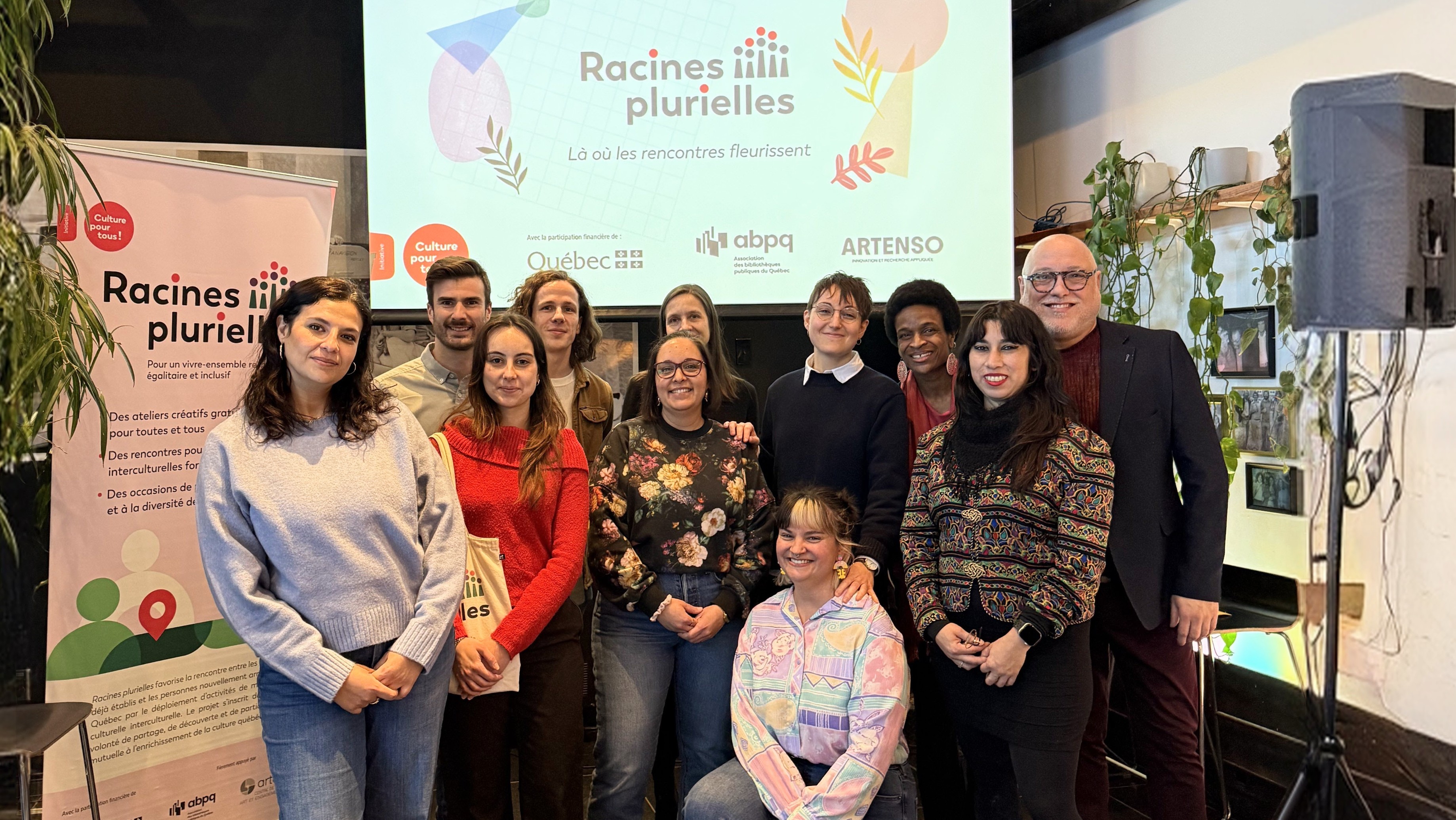 Photo de groupe des personnes impliquées dans l'exposition "Là où les rencontres fleurissent".