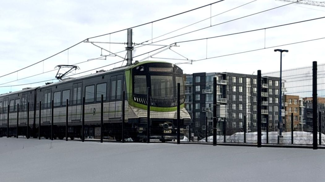 Un train du REM à l'approche de la station Bois-Franc.