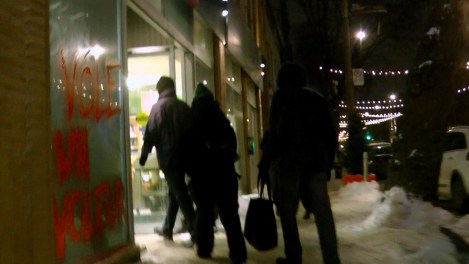 Des personnes cagoulées entre dans une épicerie Rachelle Béry.