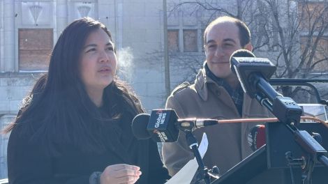 Stephanie Valenzuela et Sonny Moroz devant l'édifice du Théâtre Empress.