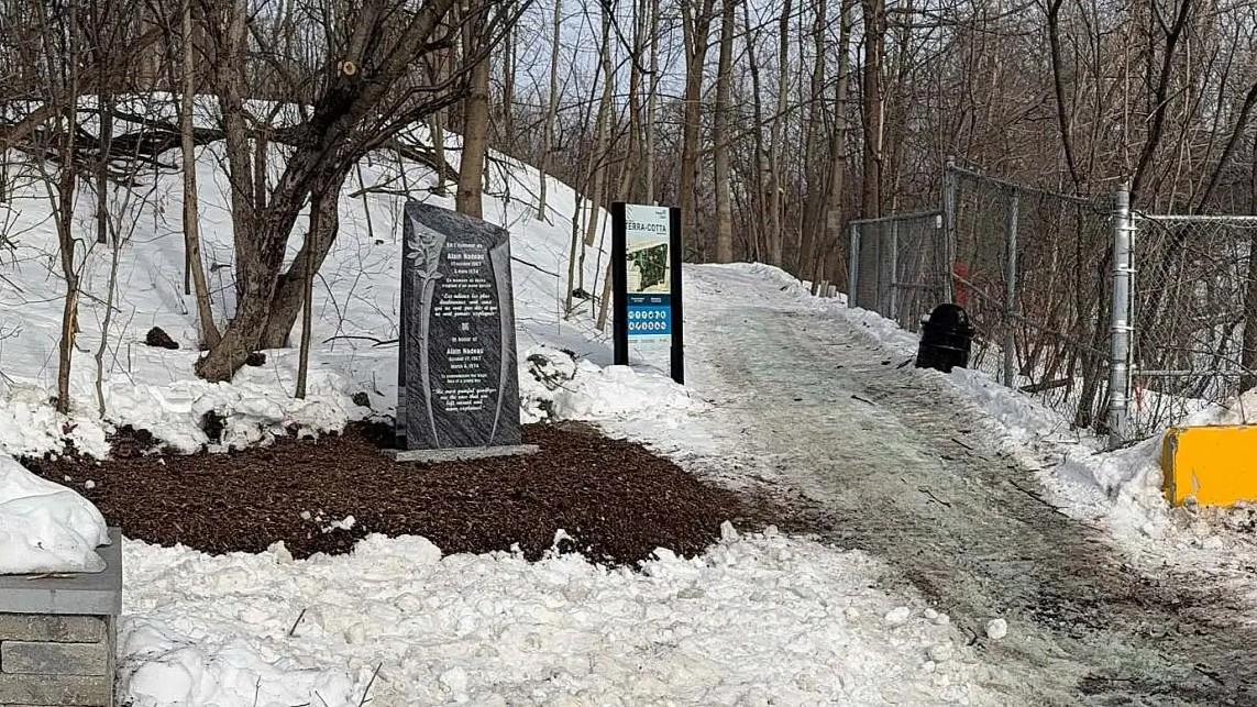 Une pierre servant de monument commémoratif en l'honneur d'Alain Nadeau est dressée à l'entrée du parc Terra-Cotta, à Pointe-Claire.