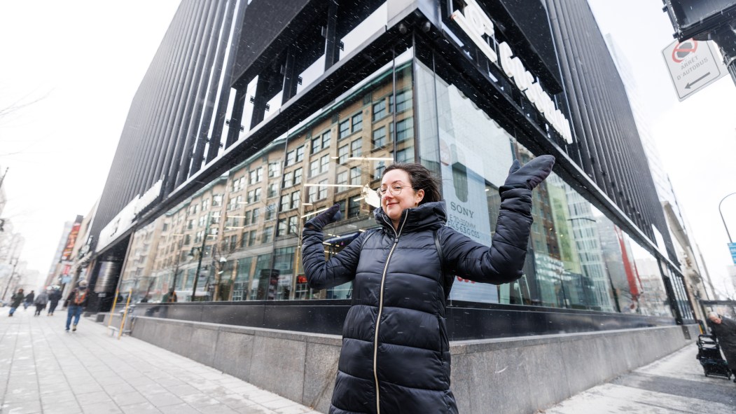 L'autrice et journaliste Marie-Lise Rousseau devant l'édifice ayant abrité les locaux de la défunte chaîne musicale MusiquePlus.