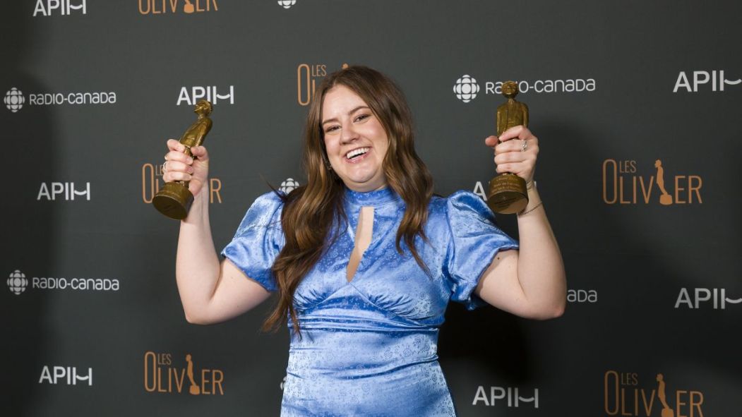 L'humoriste Mégan Brouillard soulève deux statuettes à la sortie du Gala des Olivier.