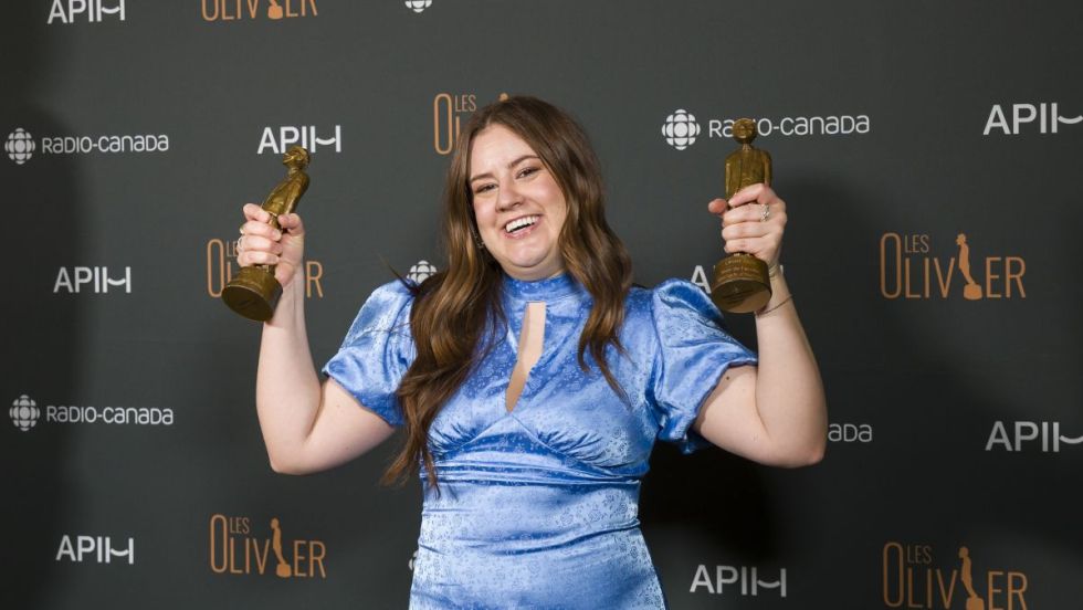 L'humoriste Mégan Brouillard soulève deux statuettes à la sortie du Gala des Olivier.