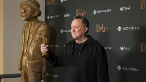 Mike Ward tenant la statuette du Meilleur vendeur de l'ann&eacute;e pour son spectacle "Modeste".