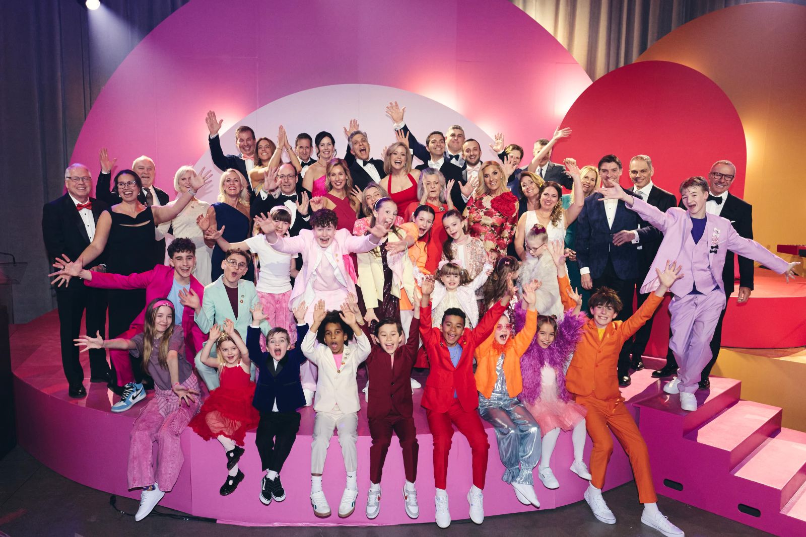 Une foule d'enfants et d'adultes en habits pour le Grand Bal du CHU Sainte-Justine.