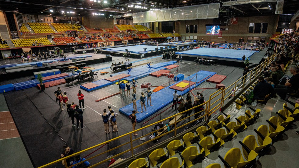 Image d'ensemble des plateaux de compétition de l'Internationale Gymnix, au Complexe Claude-Robillard.