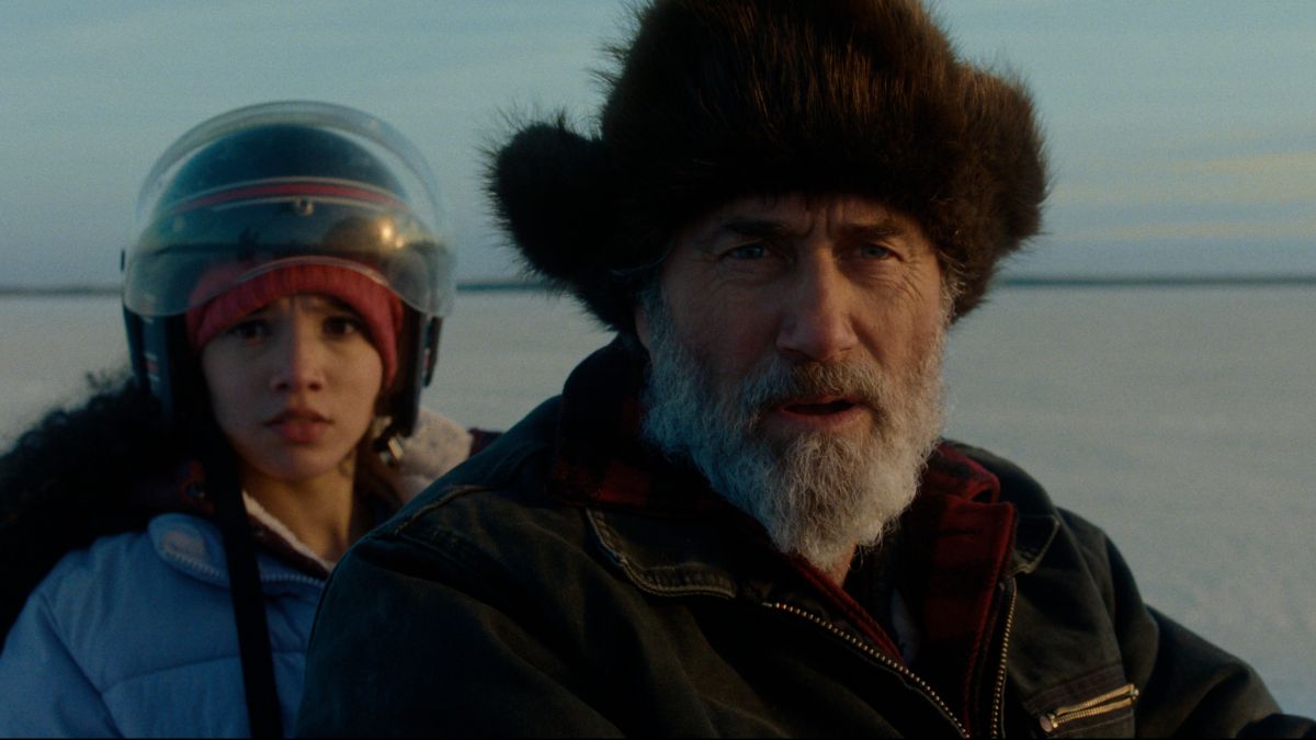 Capture du film La peau de l'ours montrant les personnages de Roy Dupuis et Malia Baker.