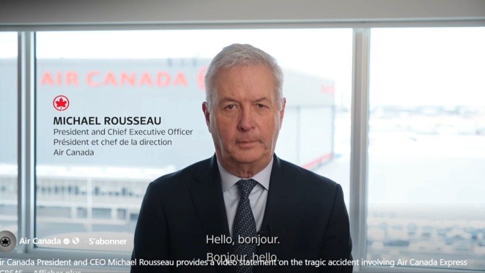 Capture d'écran d'une vidéo montrant Michael Rousseau, PDG d'Air Canada, offrant ses condoléances après un accident d'avion.