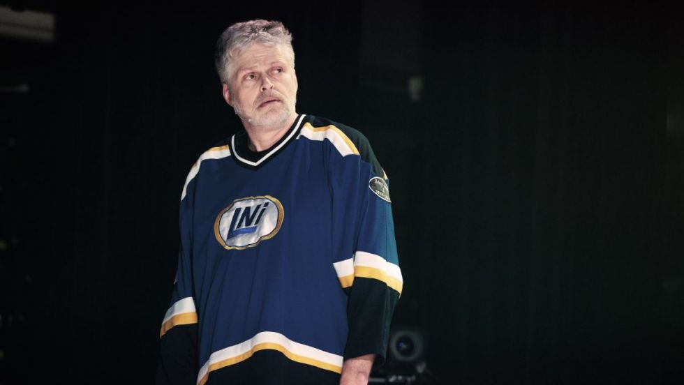 Réal Bossé dans un chandail de la LNI pendant un match d'impro.