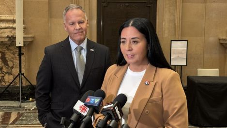Soraya Martinez Ferrada et Leslie Roberts dans le hall d'honneur de l'hôtel de ville de Montréal.