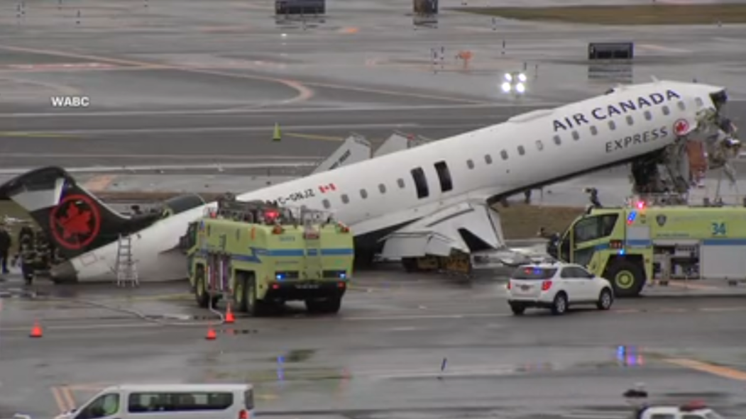 Un avion sur la piste d'aterrisage de l'aéroport Laguardia, à New York, après une collision avec un véhicule d'urgence.