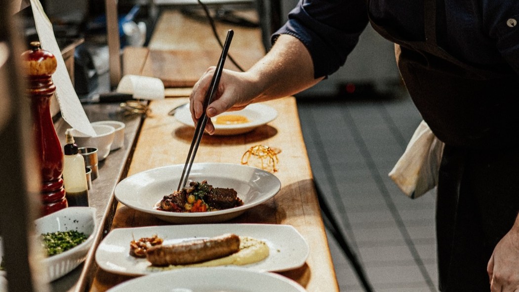 Le chef du restaurant Alexandre et fils dresse des assiettes faisant partie du menu du 50e anniversaire de l'établissement.