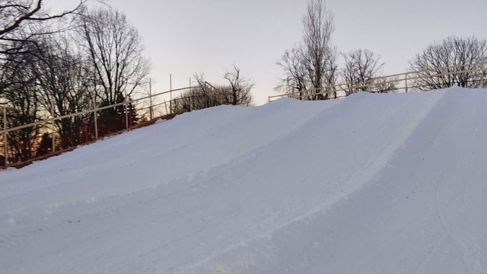 La butte à glisser derrière l'aréna Edgar-Rouleau, à Dorval.