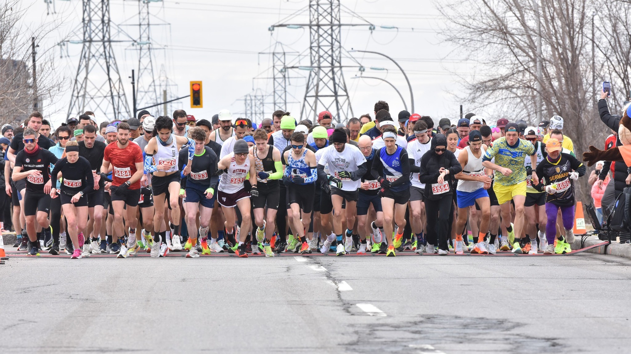 Une foule de coureurs se tient sur la ligne de départ de l'édition 2025 de la Course Saint-Laurent.