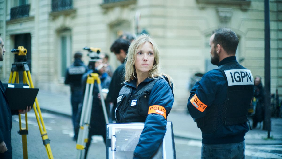 Capture d'écran du film Dossier 137 montrant le personnage principal Stéphanie Bertrand sur une scène de crime.