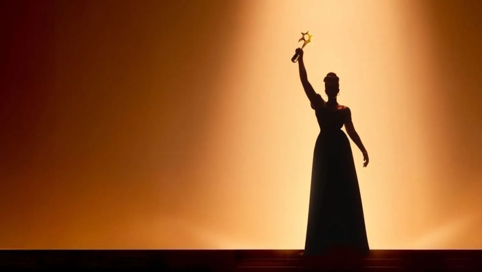 Silhouette d'une femme afrodescendante tenant un trophée lors du Gala Dynastie.