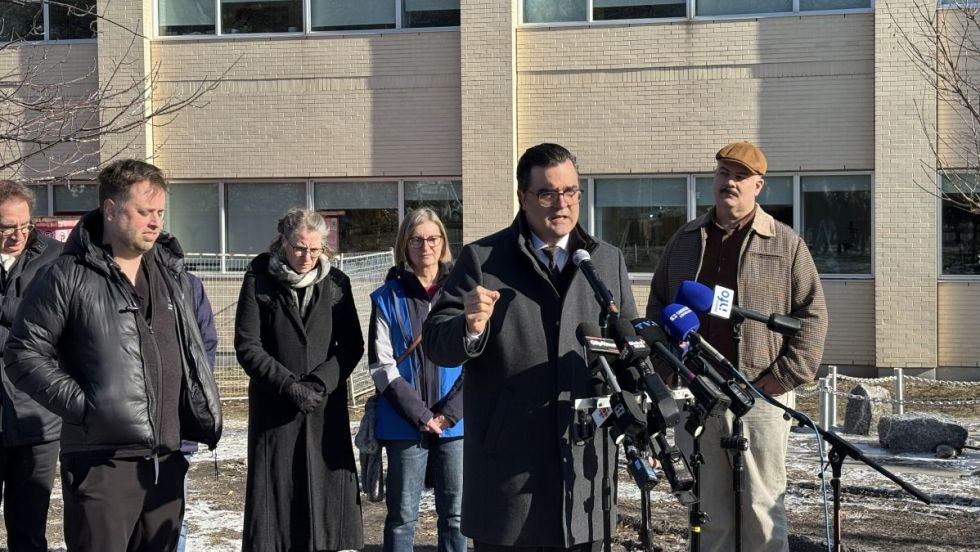 Jean-Denis Charest et les membres de la Coalition HMR lors d'un point de presse devant l'Hôpital Maisonneuve-Rosemont.