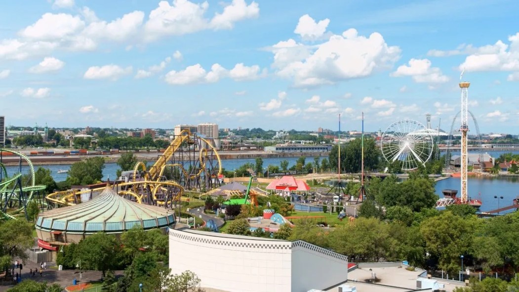 Vue aérienne du parc d'attractions La Ronde, en été.