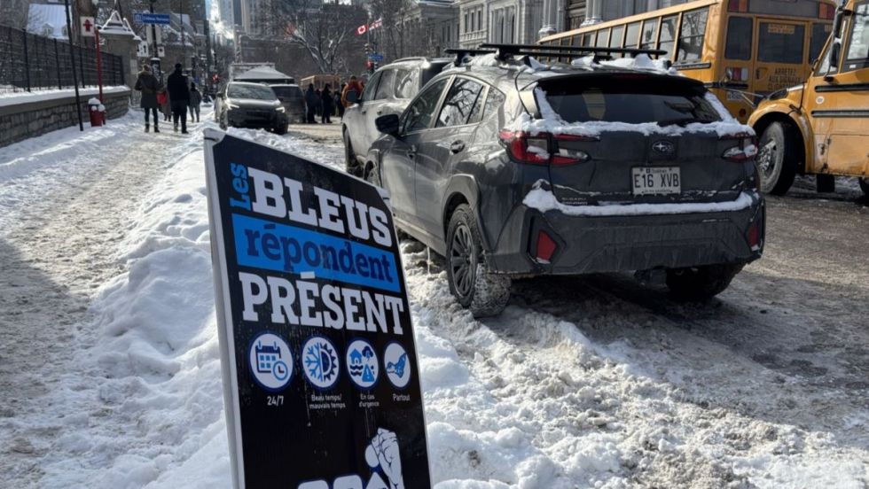 Affiche installée devant l'hôtel de ville de Montréal lors d'une manifestation des cols bleus.