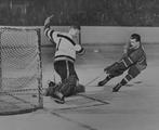 Photo en noir et Blanc de Maurice Richard marquant un but.