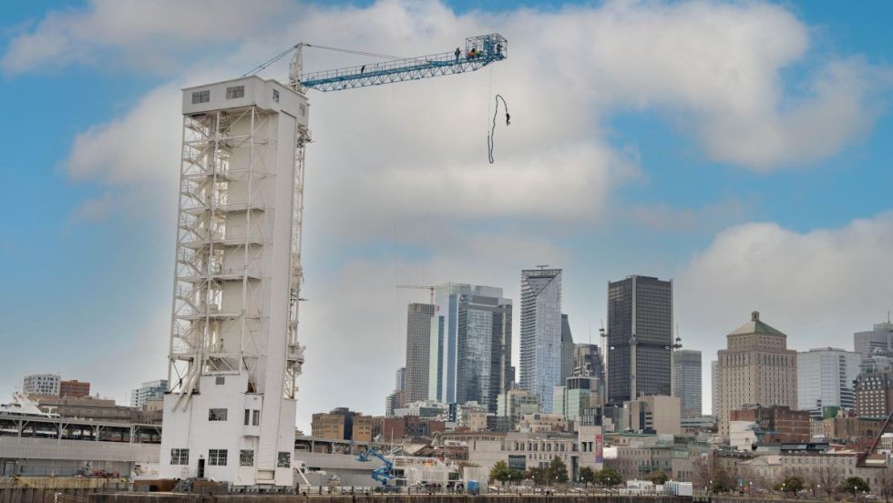 Une personne fait un saut en bungee au Vieux-Port de Montréal.